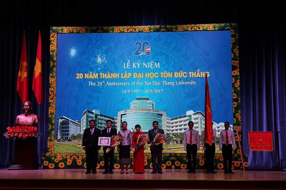 TDTU-Nhan-Huan-chuong-huu-nghi-Lao.jpg