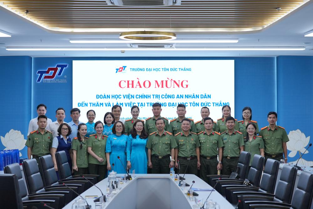 HVCT_CLeaders of the two institutions exchanging gifts and taking commemorative photos with delegates at the working session</em>